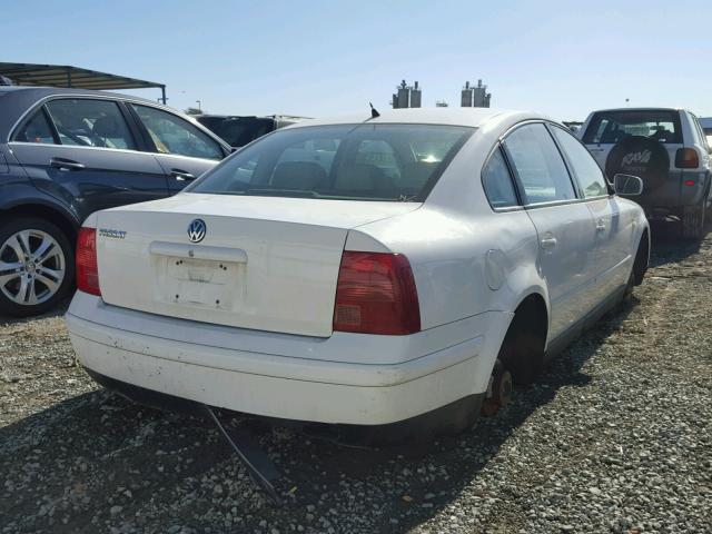 WVWMA63BXXE388754 - 1999 VOLKSWAGEN PASSAT GLS WHITE photo 4