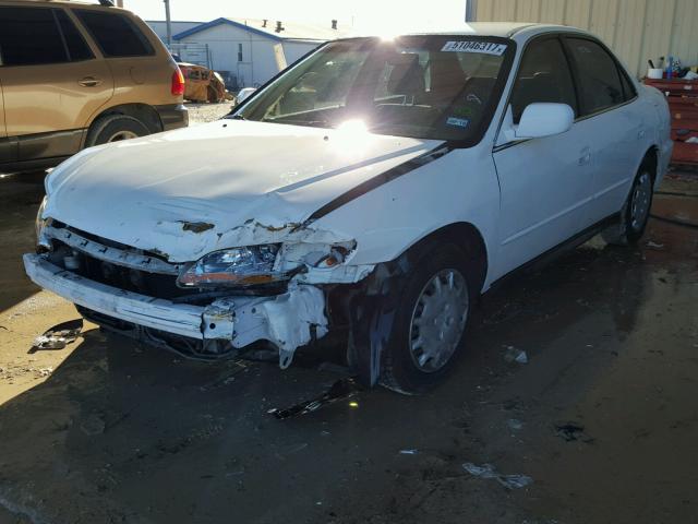 JHMCG56461C022969 - 2001 HONDA ACCORD LX WHITE photo 2