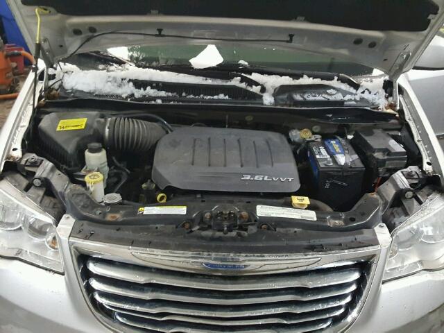 2C4RC1BG3CR188389 - 2012 CHRYSLER TOWN & COU SILVER photo 7