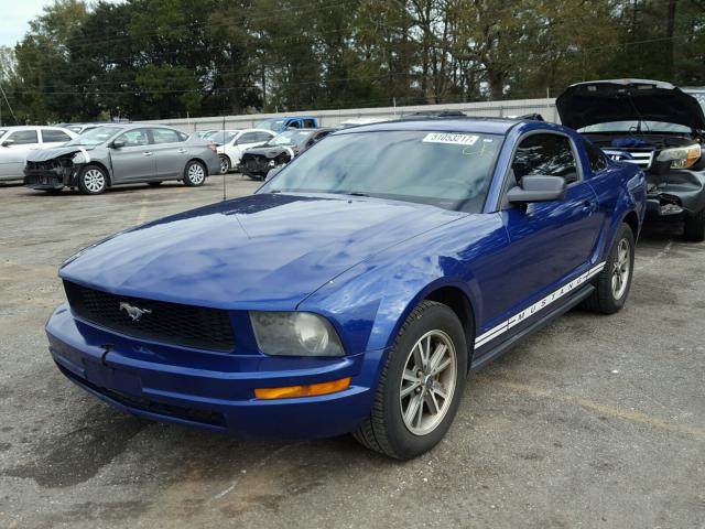 1ZVFT80N055166862 - 2005 FORD MUSTANG BLUE photo 2