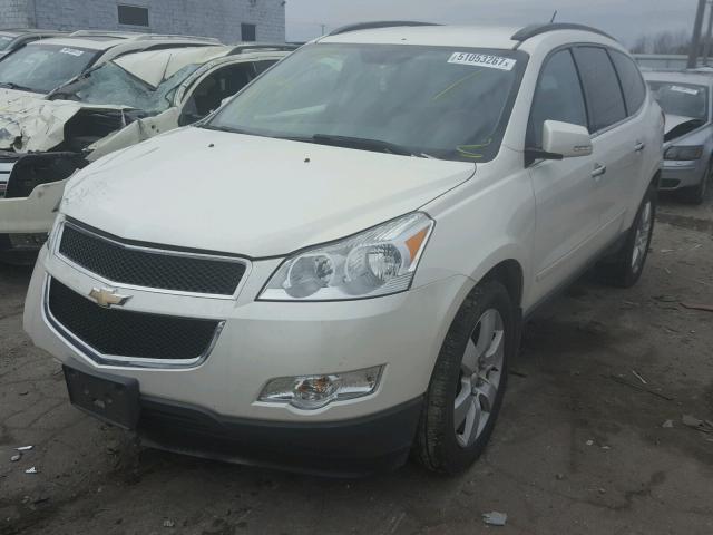 1GNKRJEDXBJ322939 - 2011 CHEVROLET TRAVERSE L WHITE photo 2