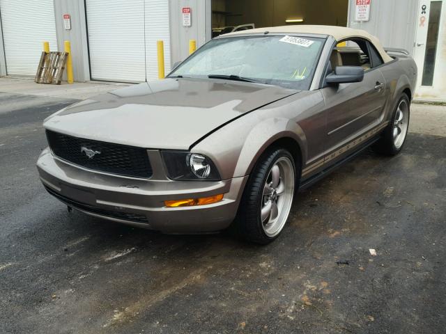 1ZVFT84N655197852 - 2005 FORD MUSTANG BROWN photo 2