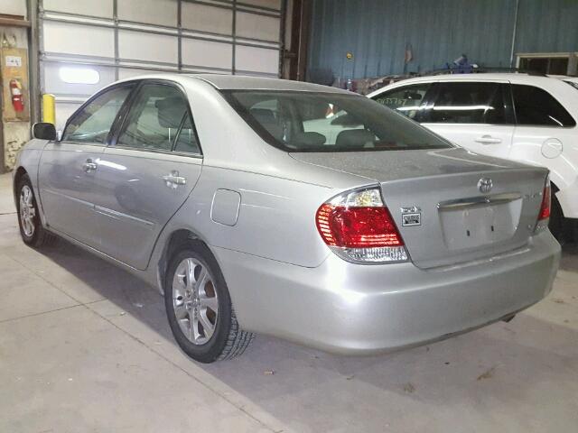 4T1BF30K25U095182 - 2005 TOYOTA CAMRY LE 银色 照片 3