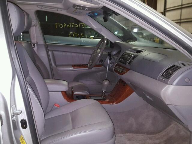 4T1BF30K25U095182 - 2005 TOYOTA CAMRY LE 银色 照片 5