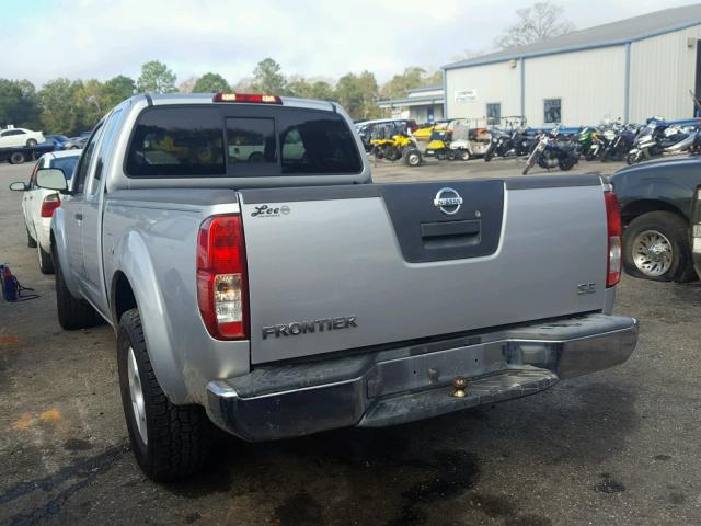 1N6AD06U25C456975 - 2005 NISSAN FRONTIER K SILVER photo 3