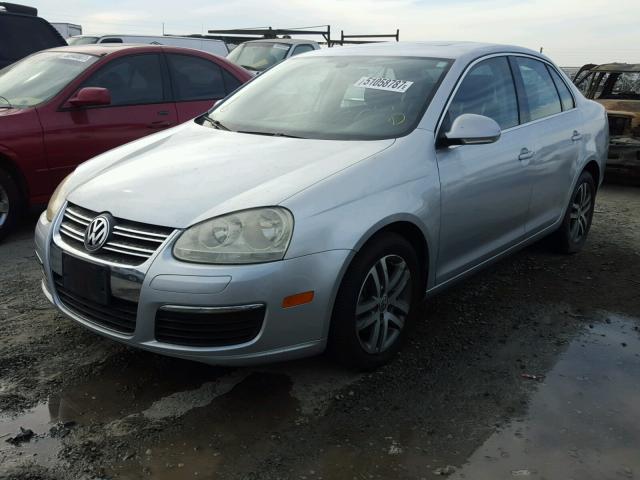 3VWDG71K95M608316 - 2005 VOLKSWAGEN NEW JETTA SILVER photo 2