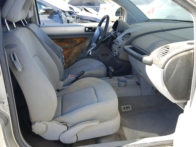 3VWCC21CXYM478246 - 2000 VOLKSWAGEN NEW BEETLE 银色 照片 5