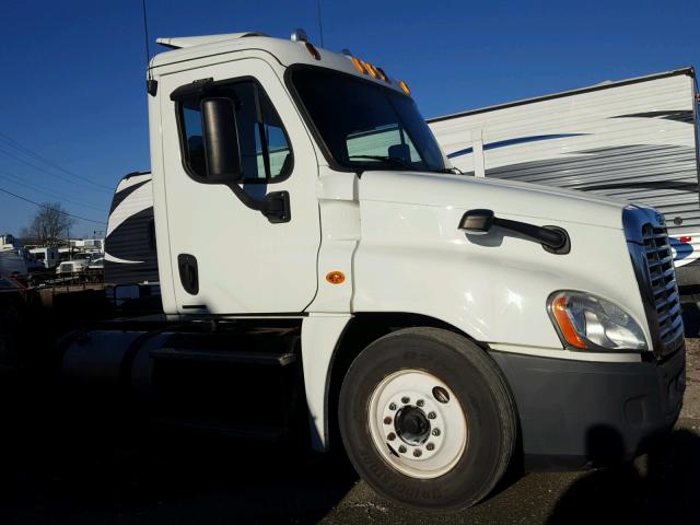 1FUJGEBGXCLBW7911 - 2012 FREIGHTLINER CASCADIA 1 WHITE photo 1