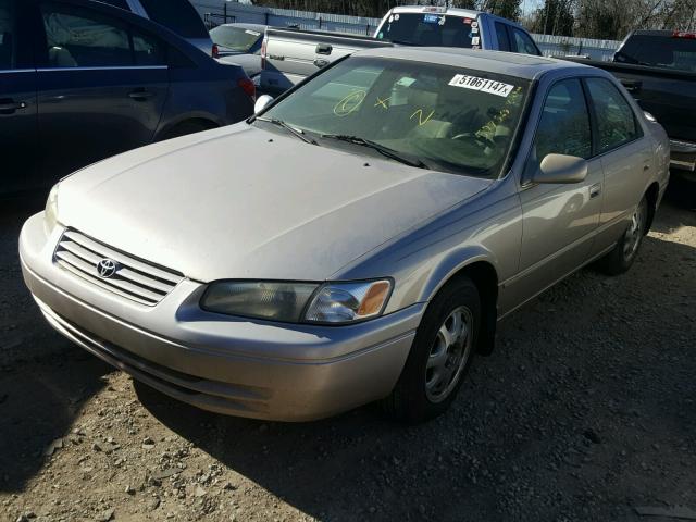 4T1BG22K4XU577563 - 1999 TOYOTA CAMRY CE GOLD photo 2