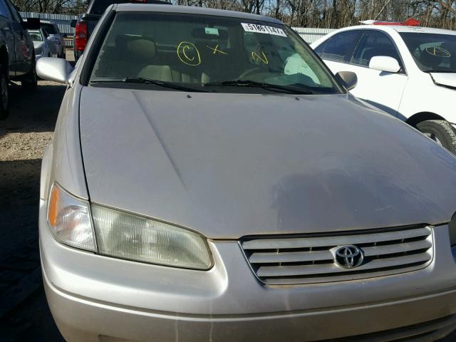 4T1BG22K4XU577563 - 1999 TOYOTA CAMRY CE GOLD photo 9