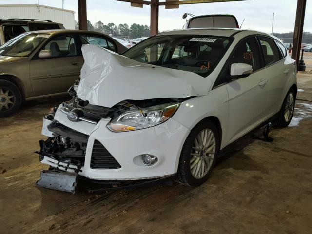 1FAHP3M28CL382606 - 2012 FORD FOCUS SEL WHITE photo 2