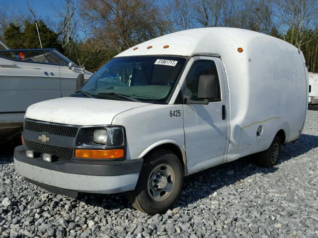 1GBHG31U151179463 - 2005 CHEVROLET EXPRESS G3 WHITE photo 2