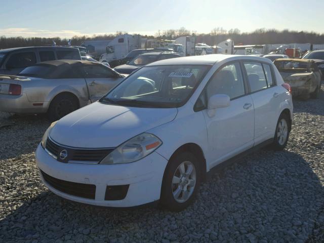 3N1BC13E37L364927 - 2007 NISSAN VERSA WHITE photo 2