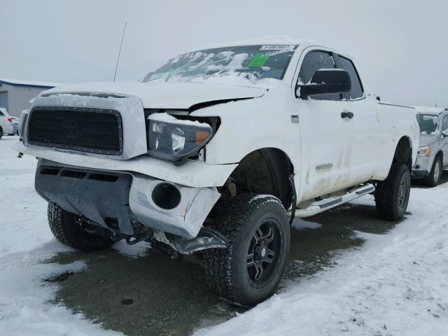 5TFBT54167X005432 - 2007 TOYOTA TUNDRA DOU WHITE photo 2