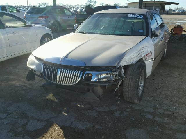 1LNFM81W6WY685904 - 1998 LINCOLN TOWN CAR E GOLD photo 2