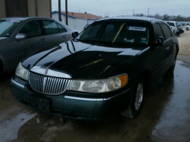 1LNHM82W0XY613931 - 1999 LINCOLN TOWN CAR S GREEN photo 2