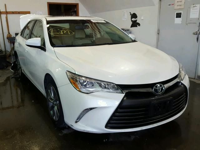 4T1BK1FK2FU561072 - 2015 TOYOTA CAMRY XSE WHITE photo 1