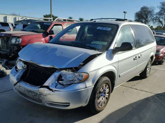 2A4GP44R37R251860 - 2007 CHRYSLER TOWN & COU GRAY photo 2