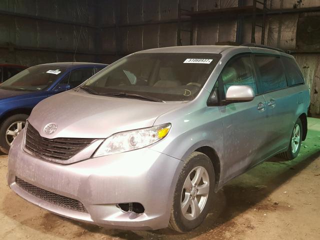 5TDKK3DC4CS230179 - 2012 TOYOTA SIENNA LE SILVER photo 2