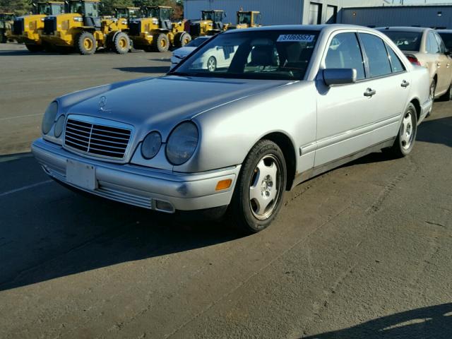 WDBJF70F2WA670960 - 1998 MERCEDES-BENZ E 430 SILVER photo 2