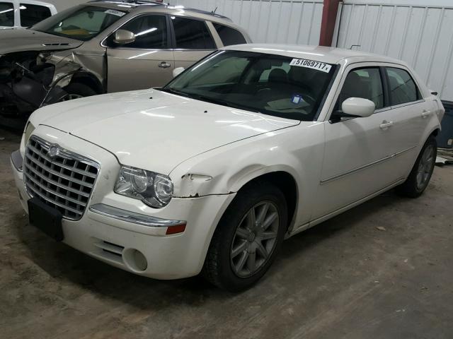 2C3KA33G28H258046 - 2008 CHRYSLER 300 LIMITE WHITE photo 2