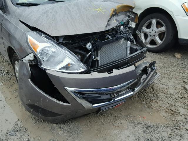 3N1CN7AP2HK429697 - 2017 NISSAN VERSA S GRAY photo 9