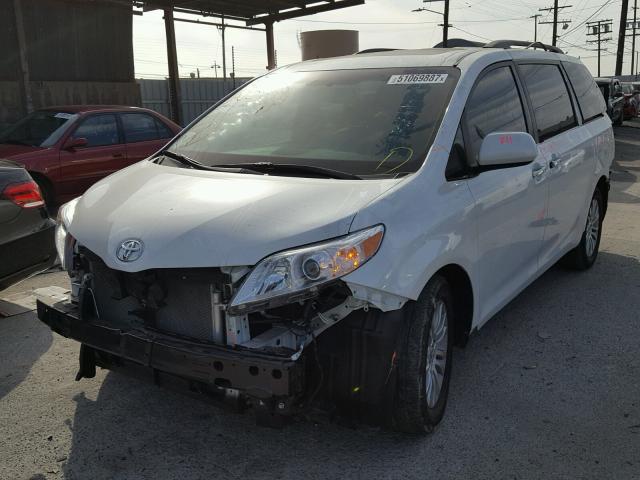 5TDYK3DCXFS637504 - 2015 TOYOTA SIENNA XLE WHITE photo 2