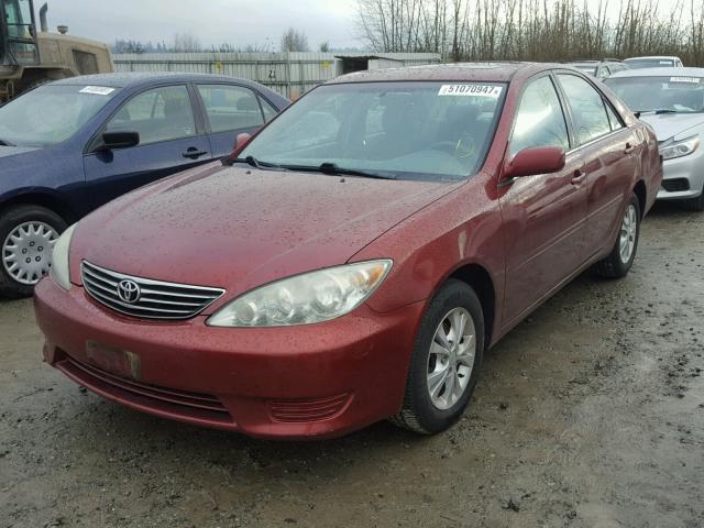 4T1BF30K95U101589 - 2005 TOYOTA CAMRY LE RED photo 2