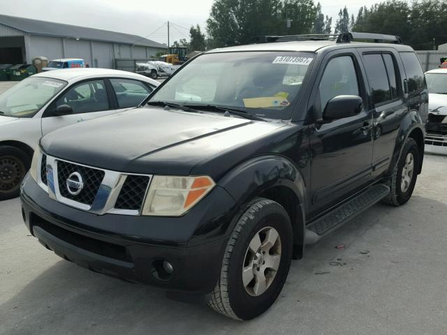 5N1AR18U85C731171 - 2005 NISSAN PATHFINDER BLACK photo 2