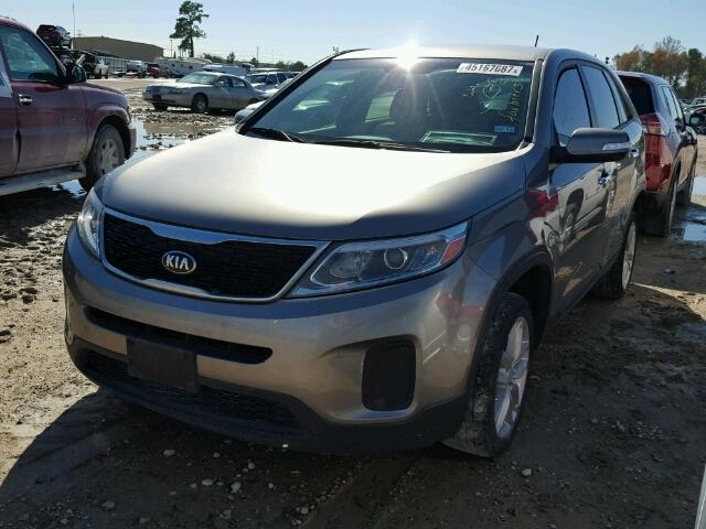 5XYKT3A6XFG630955 - 2015 KIA SORENTO LX GRAY photo 2