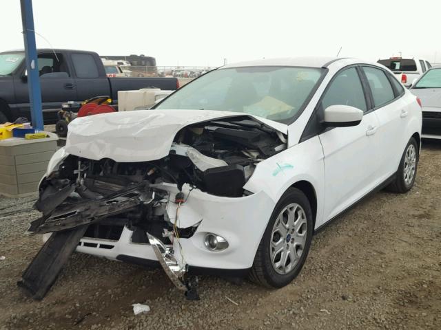 1FAHP3F24CL477404 - 2012 FORD FOCUS SE WHITE photo 2