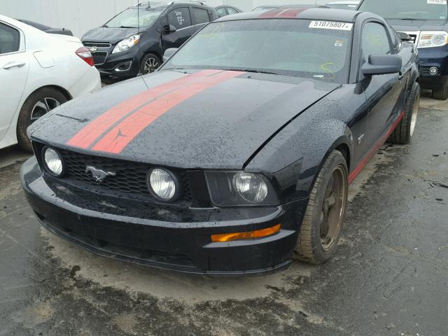 1ZVFT82H355236328 - 2005 FORD MUSTANG GT BLACK photo 2