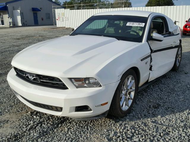 1ZVBP8AN5A5154511 - 2010 FORD MUSTANG WHITE photo 2