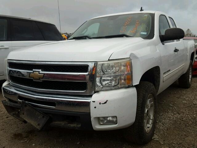 1GCRKSE37BZ287111 - 2011 CHEVROLET SILVERADO WHITE photo 2