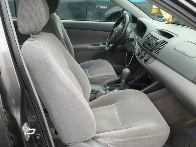 JTDBE32K130184492 - 2003 TOYOTA CAMRY LE ნაცრისფერი ფოტო 5