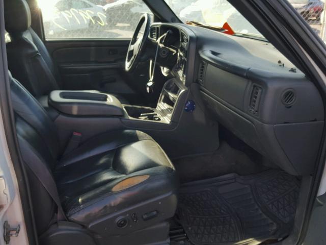 1GCHC23U24F268927 - 2004 CHEVROLET SILVERADO WHITE photo 5