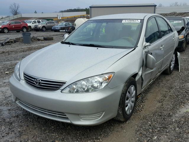 4T1BE32K05U018584 - 2005 TOYOTA CAMRY LE SILVER photo 2
