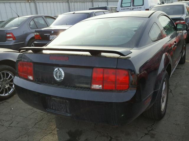 1ZVFT80N165162868 - 2006 FORD MUSTANG BLACK photo 4