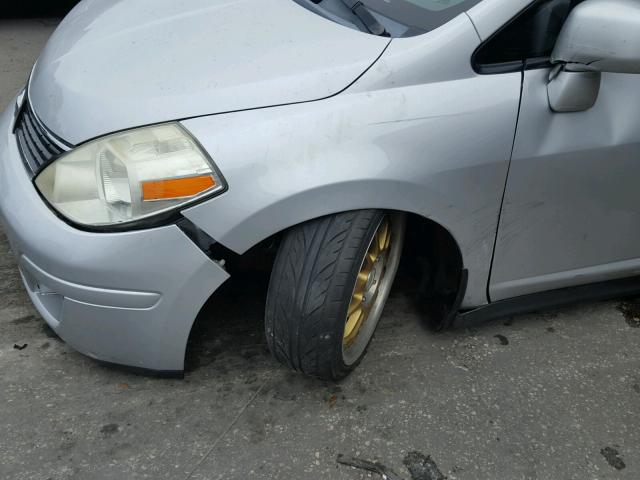 3N1BC13E58L458681 - 2008 NISSAN VERSA S SILVER photo 9