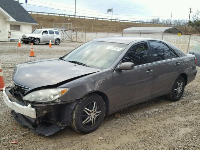 4T1BE32K05U571669 - 2005 TOYOTA CAMRY LE GRAY photo 2