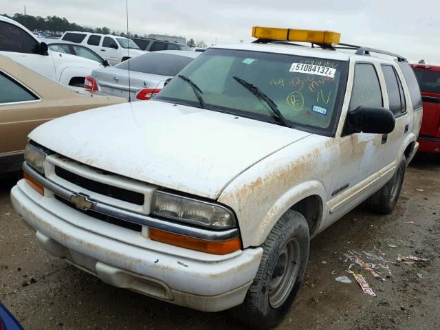 1GNCS13W92K189243 - 2002 CHEVROLET BLAZER WHITE photo 2