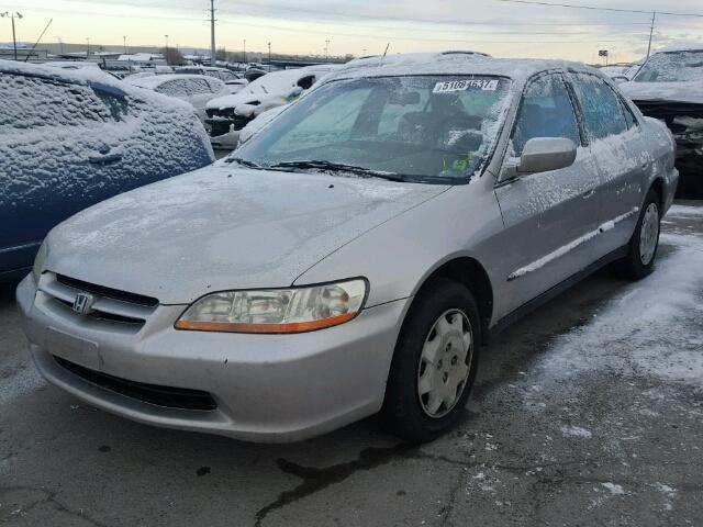 1HGCG5649XA011150 - 1999 HONDA ACCORD LX SILVER photo 2