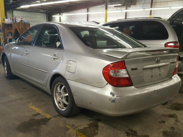 JTDBE32K820051470 - 2002 TOYOTA CAMRY LE SILVER photo 3