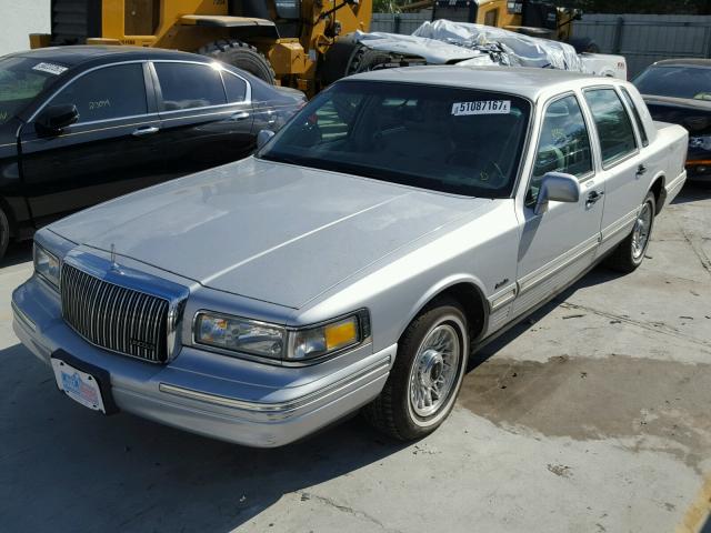 1LNLM81W7VY751474 - 1997 LINCOLN TOWN CAR E SILVER photo 2