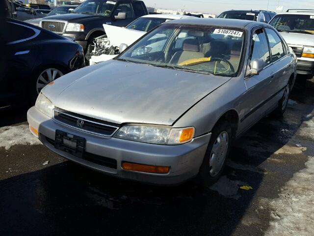 1HGCD5636TA100488 - 1996 HONDA ACCORD LX SILVER photo 2