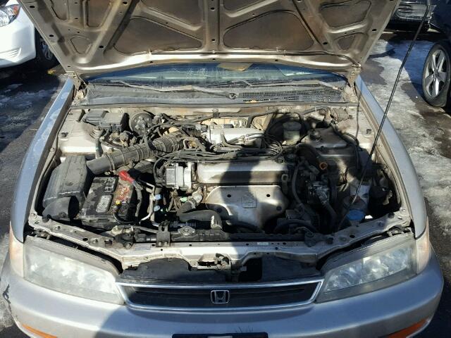 1HGCD5636TA100488 - 1996 HONDA ACCORD LX SILVER photo 7