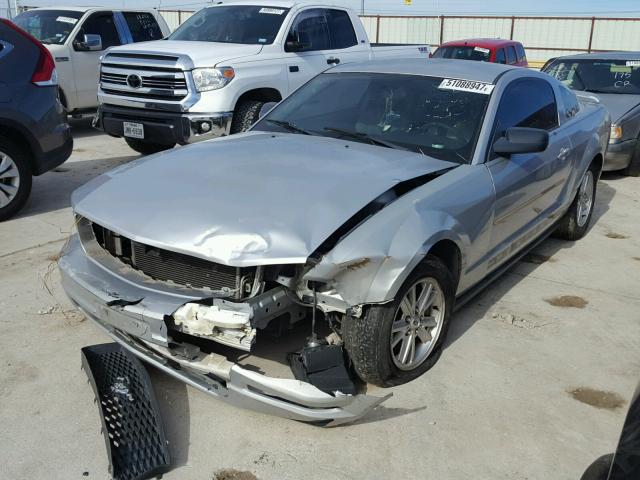 1ZVFT80N355206223 - 2005 FORD MUSTANG SILVER photo 2