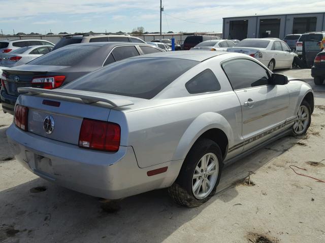 1ZVFT80N355206223 - 2005 FORD MUSTANG SILVER photo 4