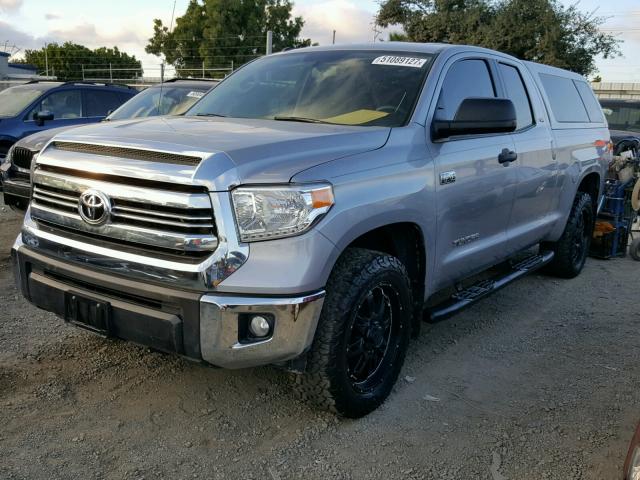 5TFRW5F12GX202813 - 2016 TOYOTA TUNDRA DOU SILVER photo 2