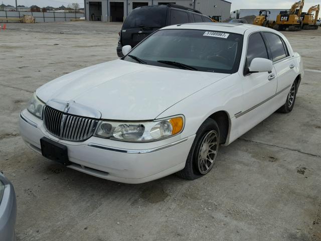 1LNHM82W62Y611707 - 2002 LINCOLN TOWN CAR S WHITE photo 2